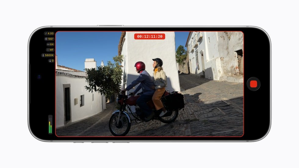 iPhone 18 Pro dalam orientasi lanskap menampilkan rekaman video pengendara sepeda motor di jalan, dengan indikator perekaman merah dan pengukur audio di layar.