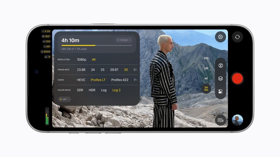 iPhone 18 Pro dalam orientasi lanskap menampilkan antarmuka Final Cut Camera dengan subjek berdiri di lanskap pegunungan dan pengaturan perekaman video.
